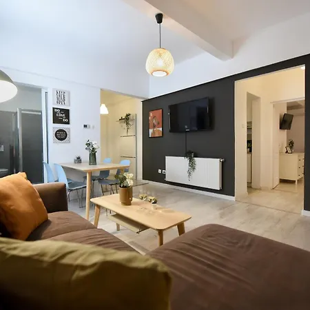Cozy 2-Bedroom Retreat In The Heart Of History-3